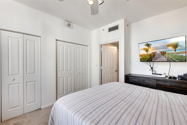 Building Photo - 511 SE 5 Ave