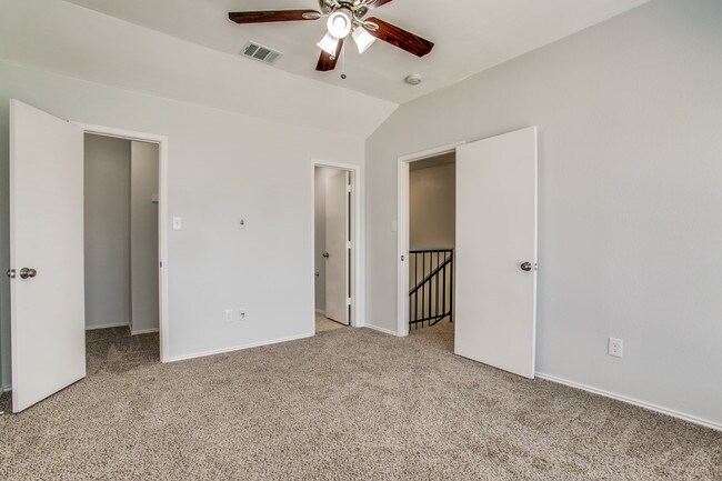 Building Photo - 3200 Meadow Park Dr