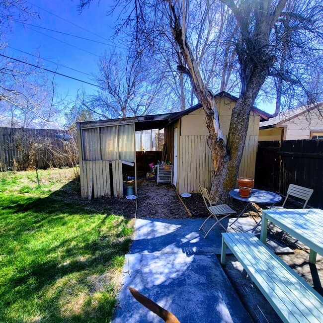 Building Photo - Private East Murray Home with HUGE yard!