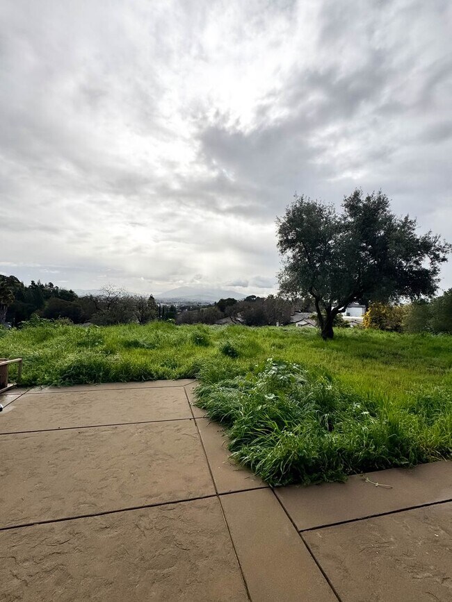 Building Photo - Charming 2 Bed/2 Bath Home