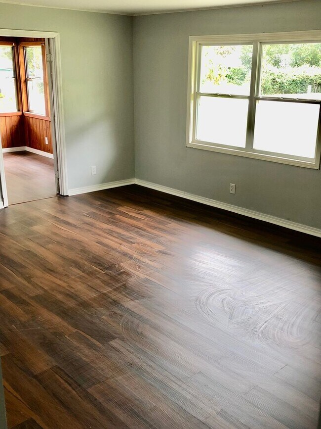 Building Photo - SPACIOUS Zephyrhills 4BR/1BA Home in the Heart of Downtown!