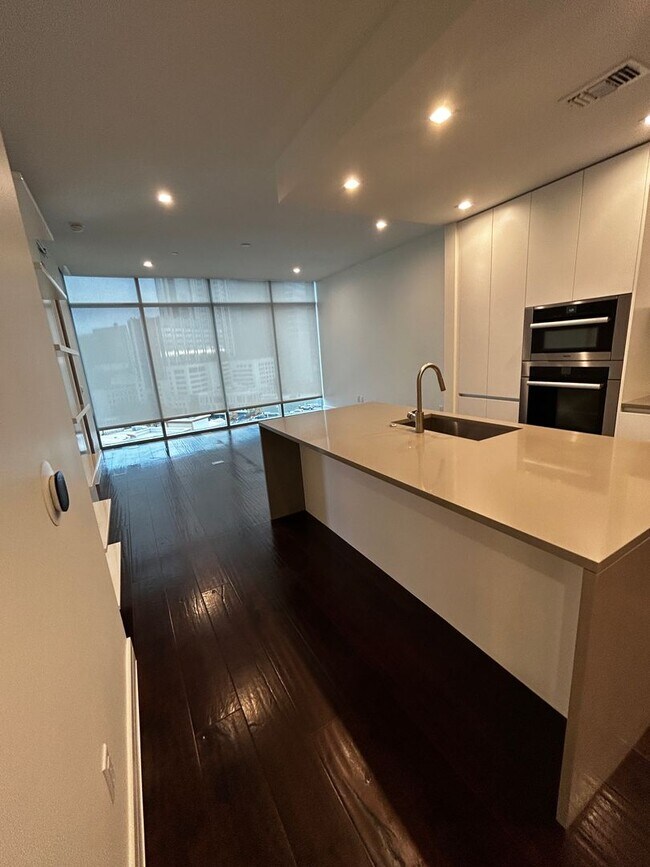 Building Photo - Spacious 930 SF Luxury Condo | Fifth & West | Market District