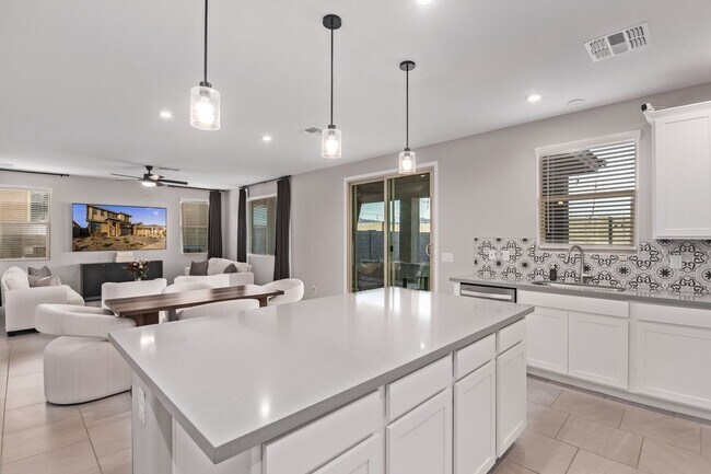 Building Photo - BEAUTIFUL 5 bedroom plus loft!