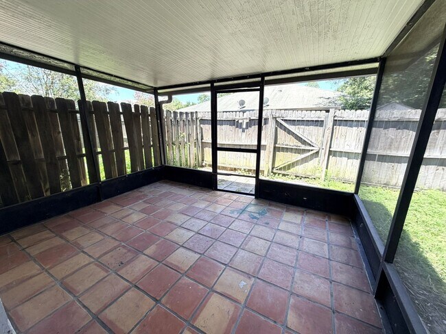 Building Photo - 5646 Pinebay Cir N