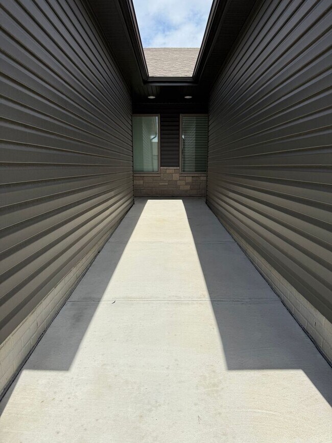 Building Photo - zero entry ranch townhome with 2 stall garage.  Spacious 2 bedroom/2.5 bath