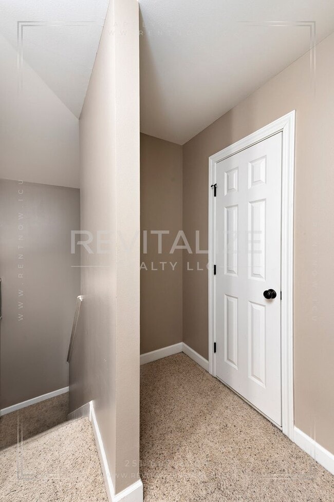 Building Photo - 3 Bed 2.5 Bath Townhome in West Mobile