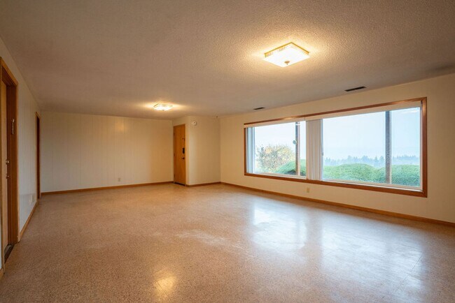 Building Photo - 610 N Aurora Ave