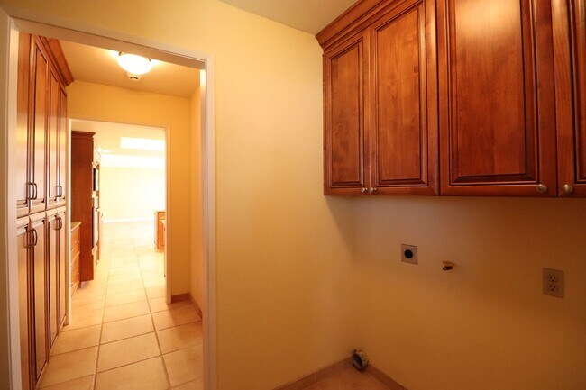 Building Photo - Beautiful Executive Home on the Golf Course