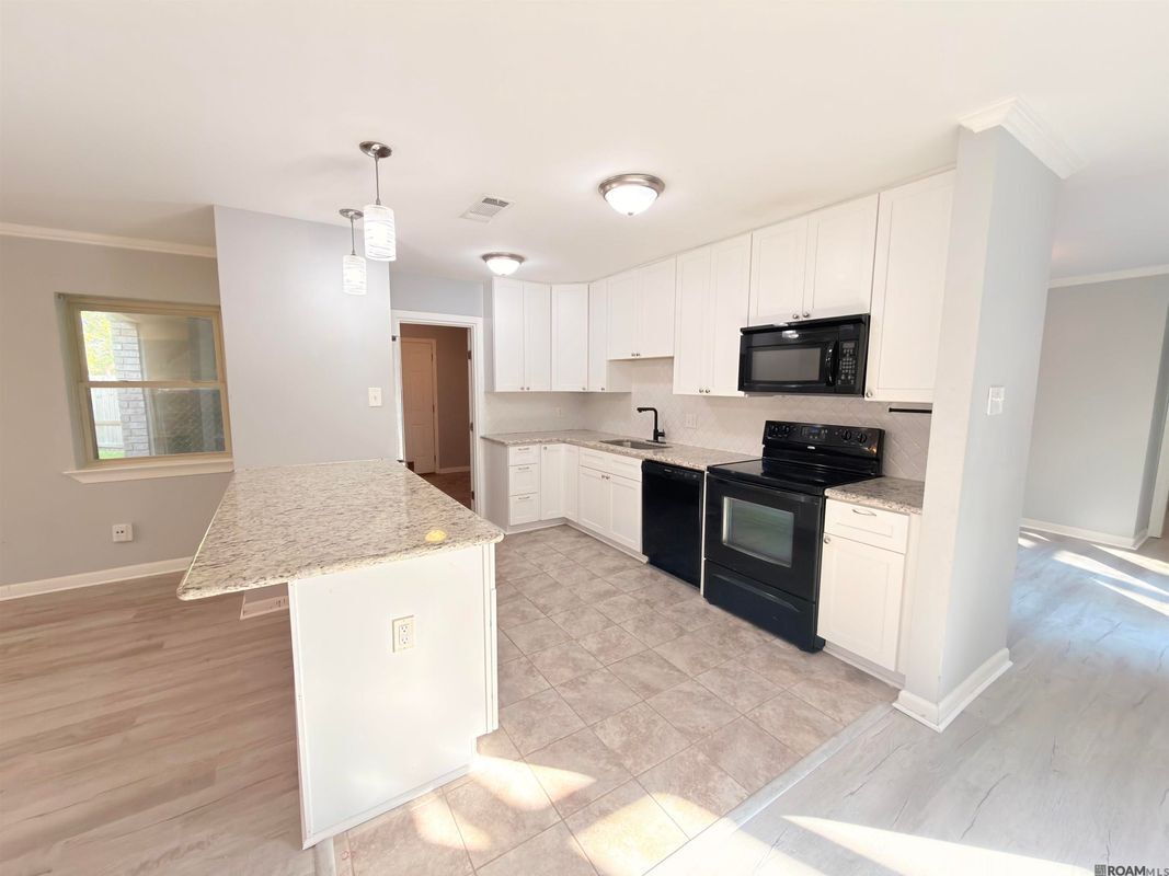 Building Photo - 15826 New Market Dr