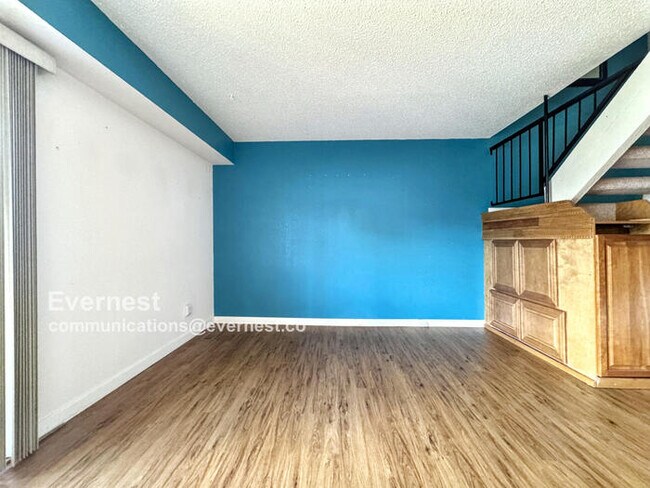 Building Photo - Lovely 3-Bedroom Townhome with Modern Comf...