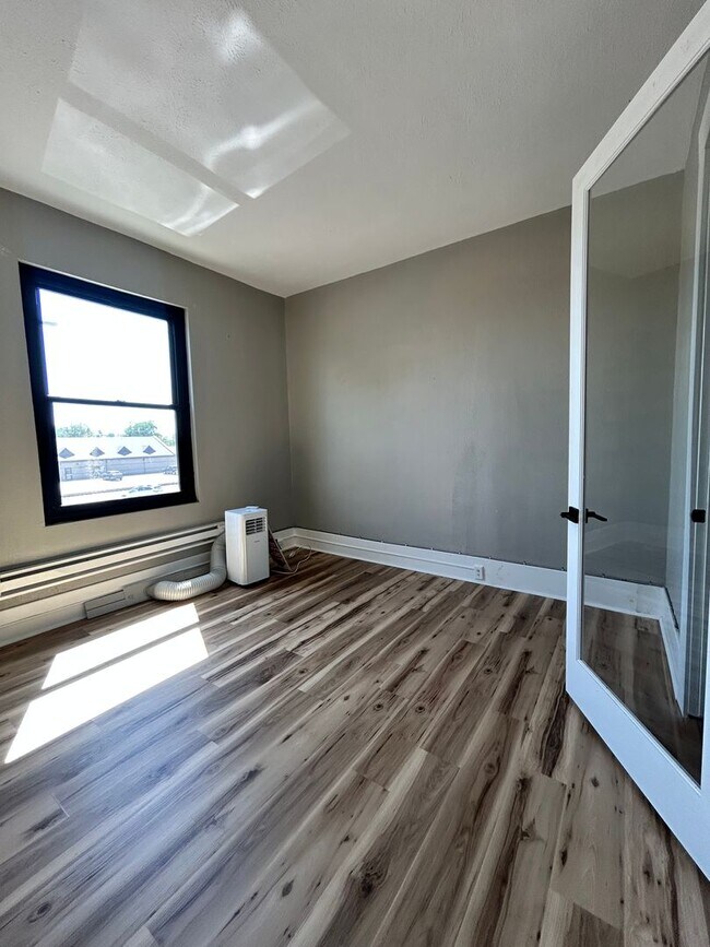 Building Photo - Bright 2nd Floor Apartment on 3rd Street -- Utilities Included!