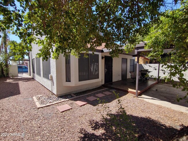 Building Photo - 2114 W Monona Dr