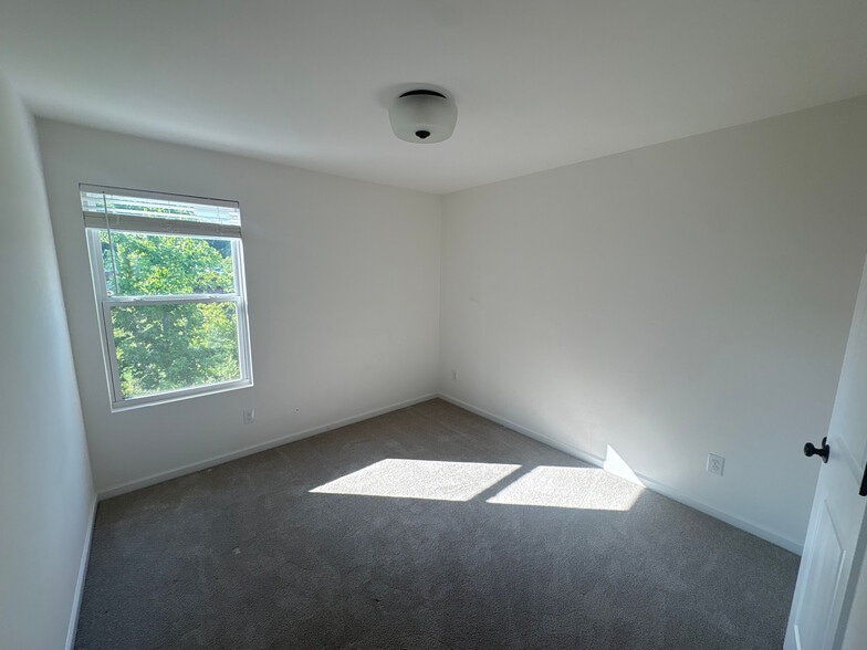 Building Photo - Room in Townhome on Pagebrook Ln