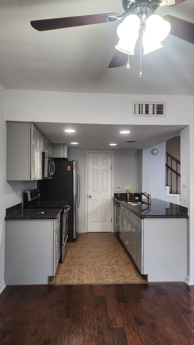 Building Photo - 939 Memorial Village Dr