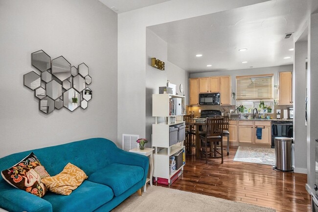 Building Photo - Beautiful Townhouse in Denver's Central Park