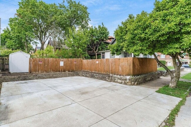 Building Photo - 2339 Summit St