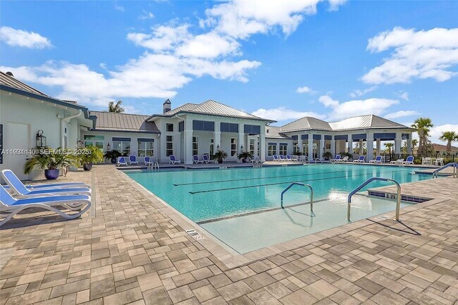 Building Photo - 400 SE Mulberry Wy