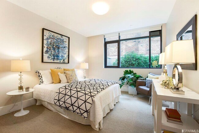 Building Photo - Spacious Centrally Located 1 bed + Den/ 1....