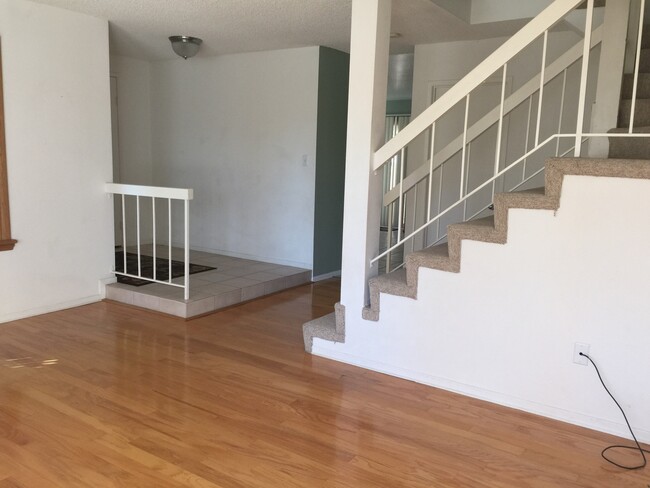 Building Photo - 3 Bedroom, 1.5 Bath Tierrasanta Townhome i...