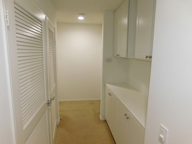 Building Photo - Beautiful Tri Level 2 Bed 2.5 Bath Single ...