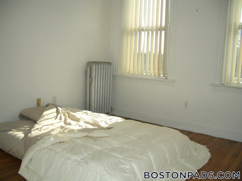 Building Photo - 89 Park Dr