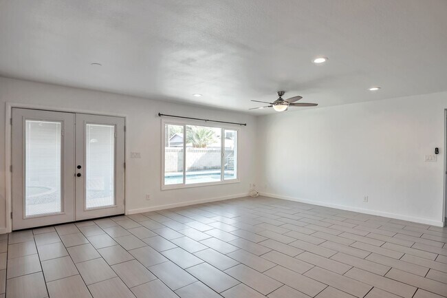 Building Photo - 5 Bedroom, 3 Bath, Pool, Remodeled