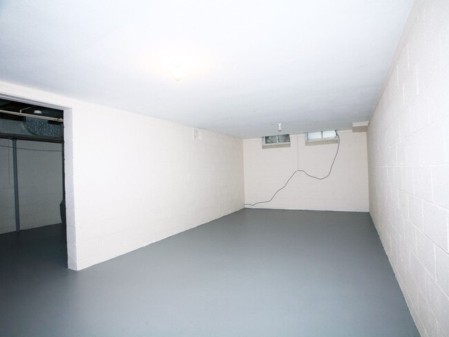 Building Photo - 4 Bedroom - 1.5 Bath Colonial available fo...