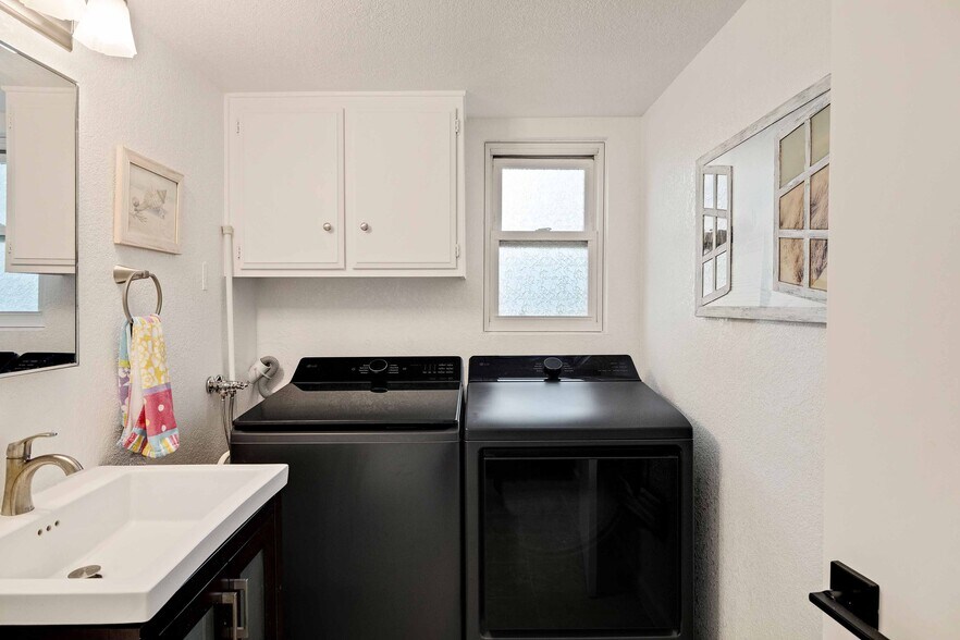 Building Photo - 255 Valley Dr