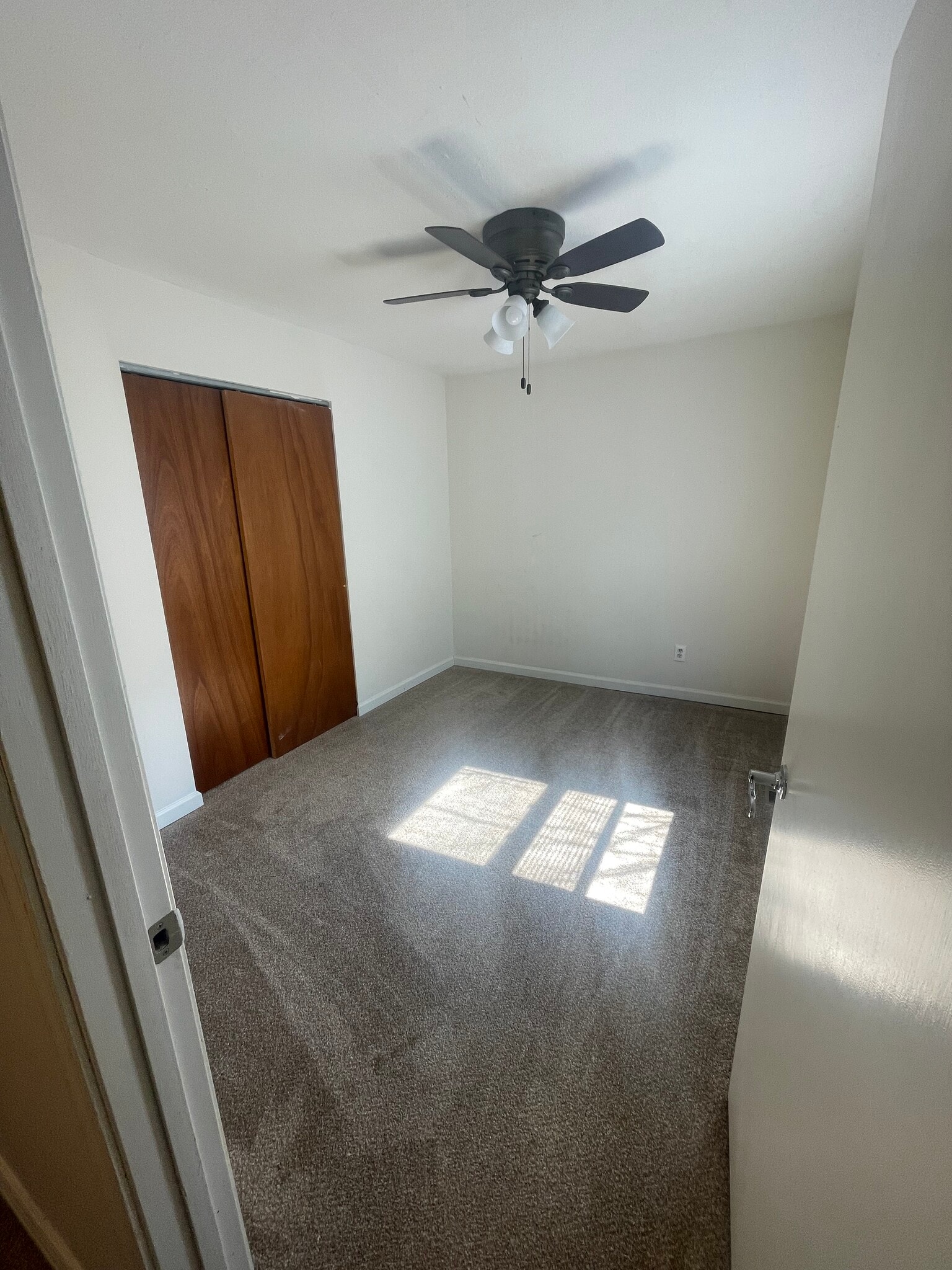 Building Photo - 2330 Parkland Ave