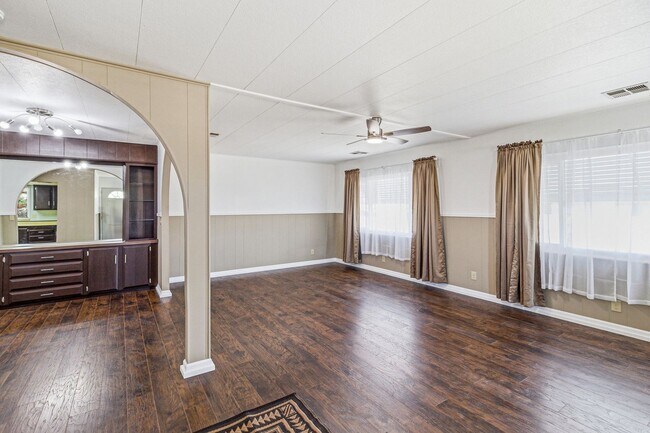 Building Photo - Spacious 2 Bed, 2 Bath Retreat in Charming Boulder City!