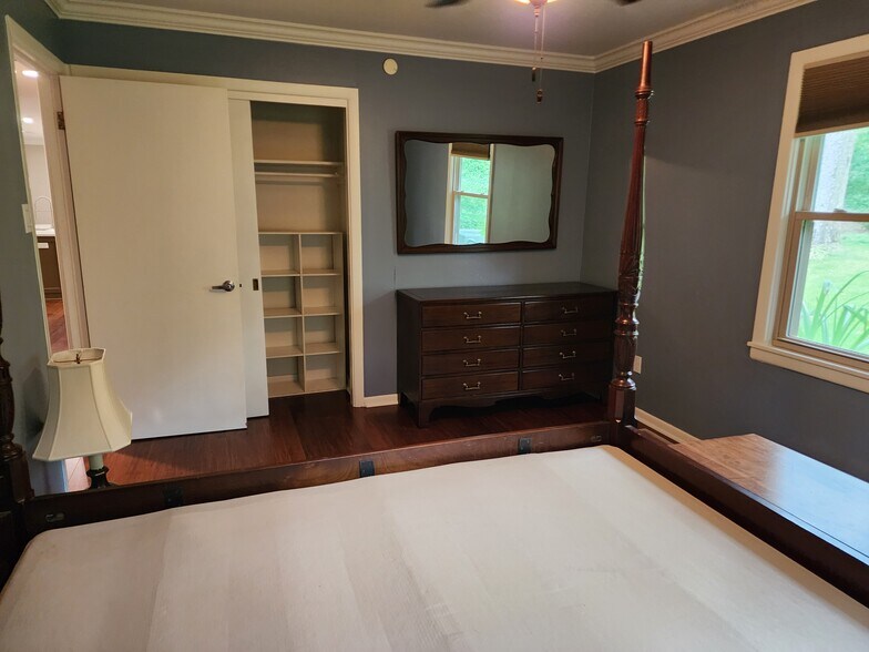 Guest Bdrm - 506 Shamrock Dr