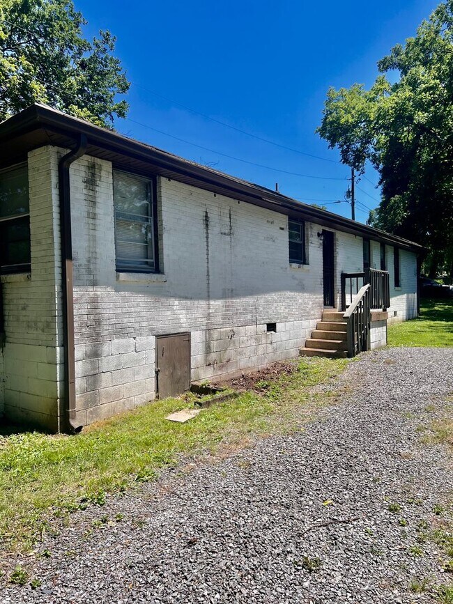 Building Photo - 1208 Chester Ave