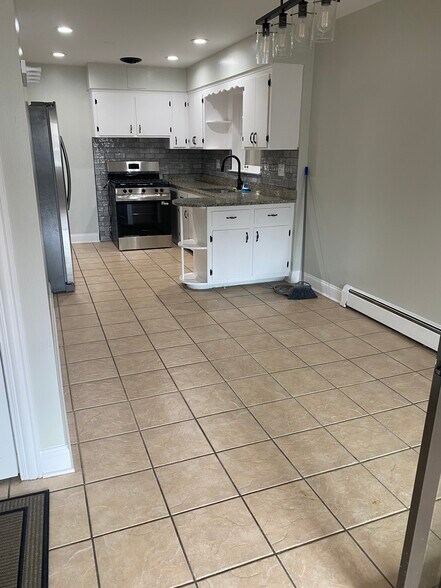 Building Photo - 5530 N Mango Ave