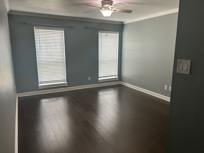 Building Photo - 359 N Post Oak Ln