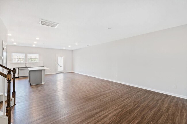 Building Photo - Luxurious 3-Bedroom Townhome Living in the...