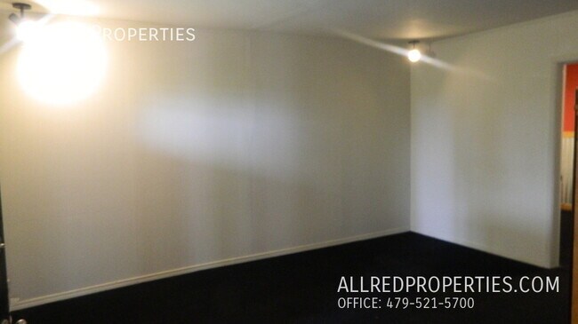 Building Photo - 621 N.Leverett -2