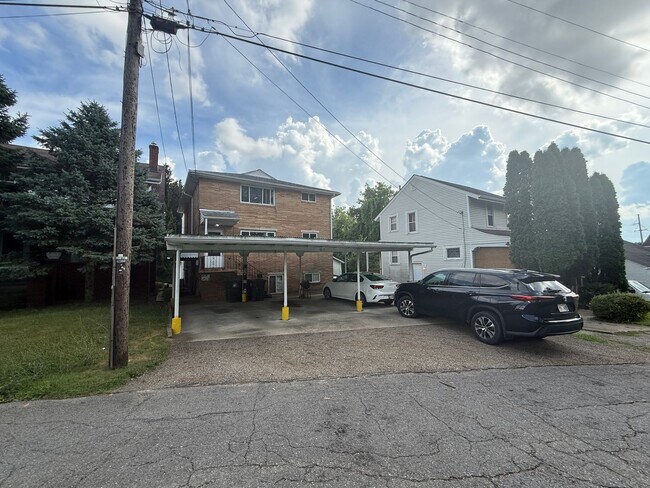 Building Photo - 1610 Oakmont St NW