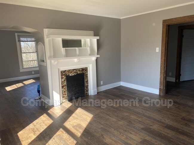 Building Photo - 1204 Valley Dr SW