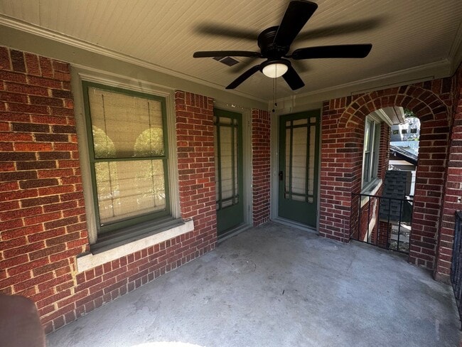 Building Photo - Cute 2 bedroom, 1 bath upstairs duplex in ...
