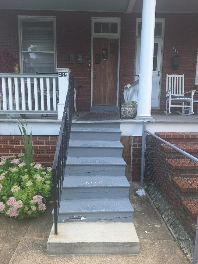 Primary Photo - 235 S Augusta Ave
