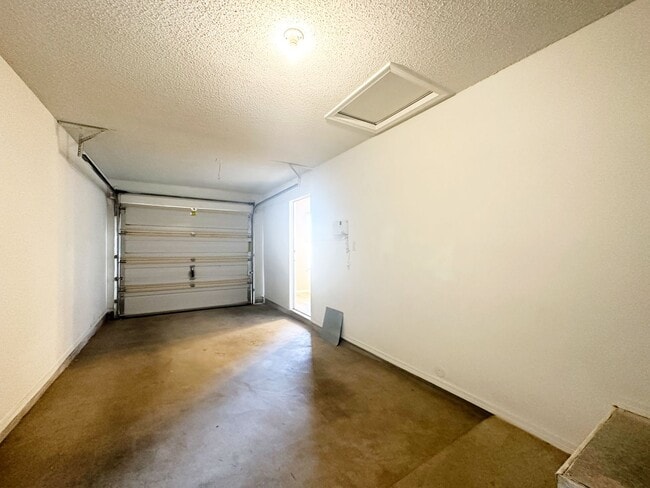 Building Photo - Eastside 3 Bedroom 2 Bath