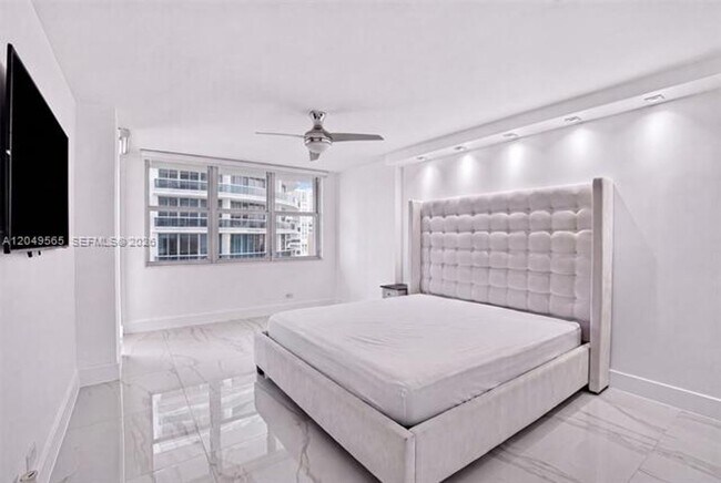 Building Photo - 6039 Collins Ave