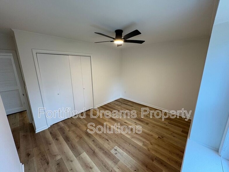 Building Photo - 5265 Country Club Rd