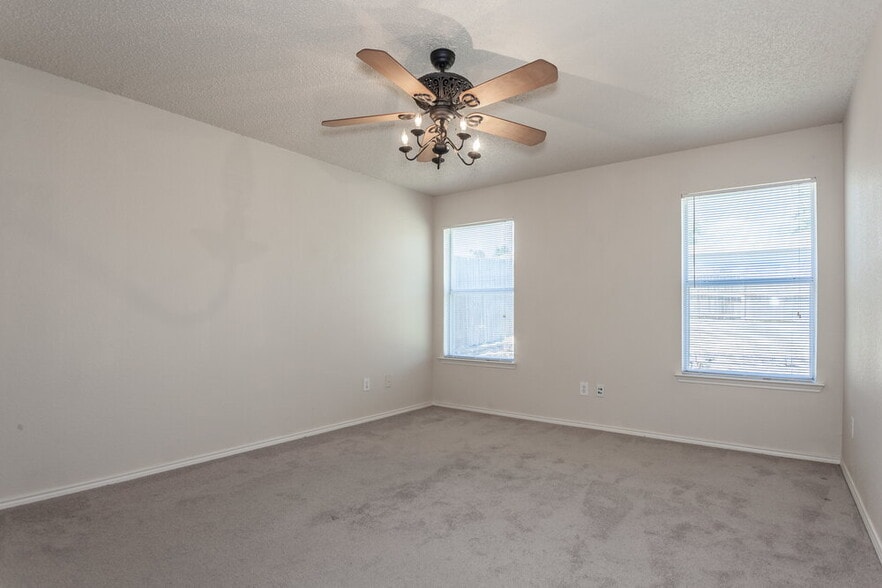 Building Photo - 10216 Aurora Dr
