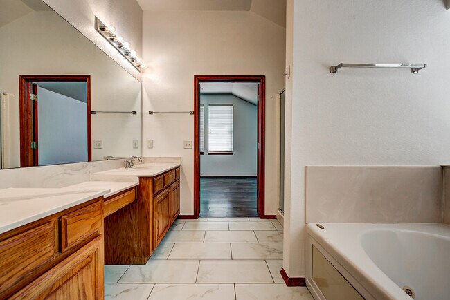 Building Photo - 517 Lone Oak Dr
