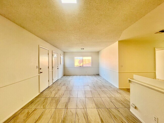 Building Photo - AVAILBLE NOW !!  3-bedroom 2 bath Duplex i...