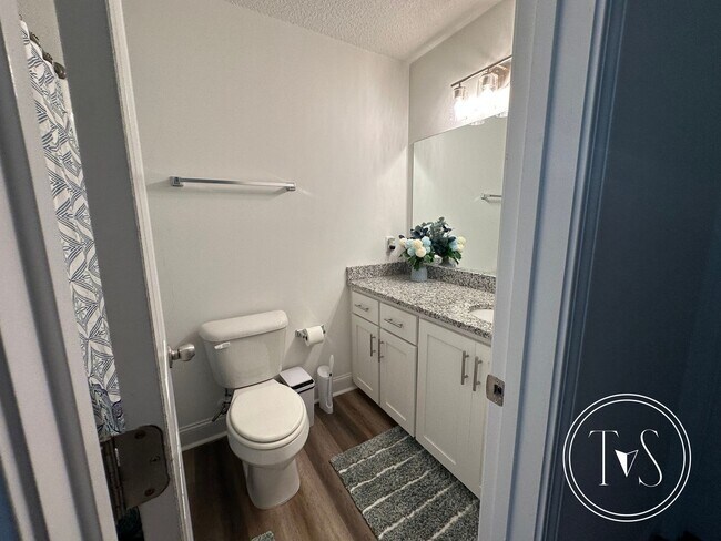 Building Photo - FALL MOVE-IN SPECIAL: $1000 OFF 1ST MONTH'...