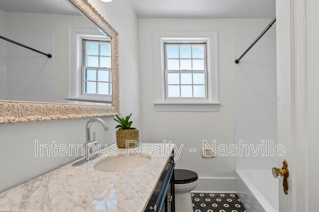 Building Photo - 2529 Ashwood Ave