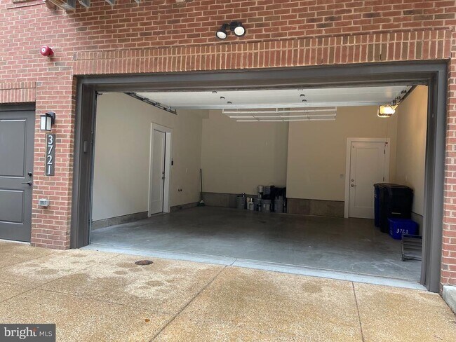 Building Photo - 3721 Chevy Chase Lake Dr