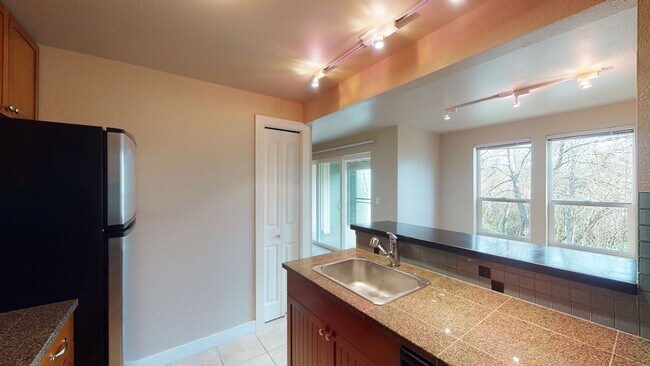 Building Photo - Gold Pointe condo!  2 Bed, 2 Bath Condo w/2 parking spaces, MOVE IN SPECIAL - Available NOW!